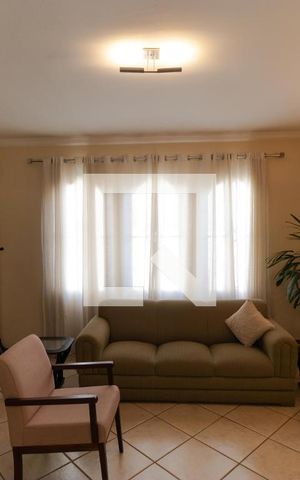 Casa à venda com 258m², 4 quartos e 3 vagas Casa à venda com 258m², 4 quartos e 3 vagasSala de Estar