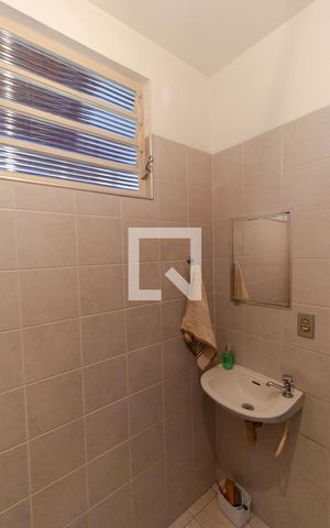 Casa à venda com 258m², 4 quartos e 3 vagas Casa à venda com 258m², 4 quartos e 3 vagasBanheiro de serviço