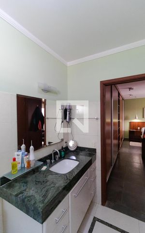 Casa à venda com 258m², 4 quartos e 3 vagas Casa à venda com 258m², 4 quartos e 3 vagasBanheiro da Suíte 02