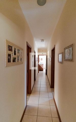 Casa à venda com 258m², 4 quartos e 3 vagas Casa à venda com 258m², 4 quartos e 3 vagasCorredor