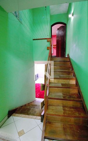 Casa de condomínio à venda com 140m², 3 quartos e 1 vaga Casa de condomínio à venda com 140m², 3 quartos e 1 vagaEscada