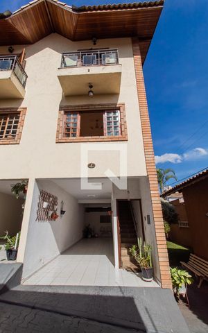 Casa de condomínio à venda com 113m², 2 quartos e 3 vagas Casa de condomínio à venda com 113m², 2 quartos e 3 vagasFachada