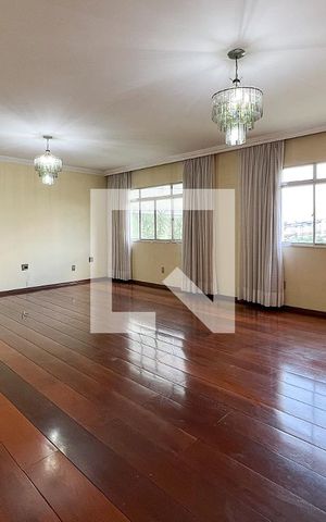 Casa à venda com 240m², 4 quartos e 4 vagasSala