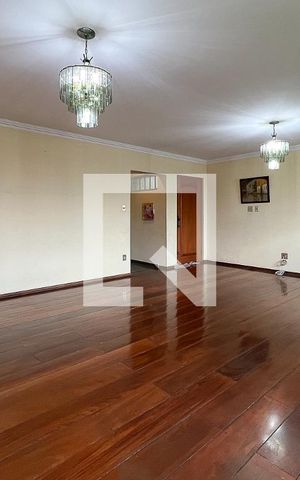 Casa à venda com 240m², 4 quartos e 4 vagasSala