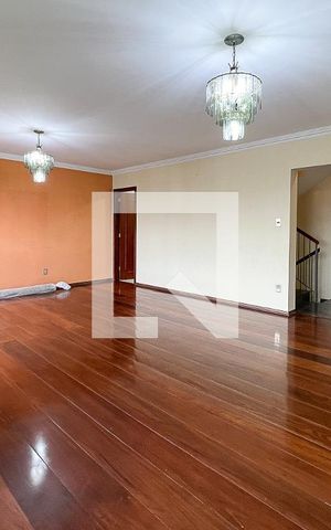 Casa à venda com 240m², 4 quartos e 4 vagasSala