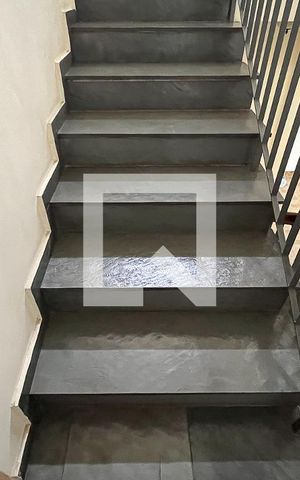 Casa à venda com 240m², 4 quartos e 4 vagasEscada