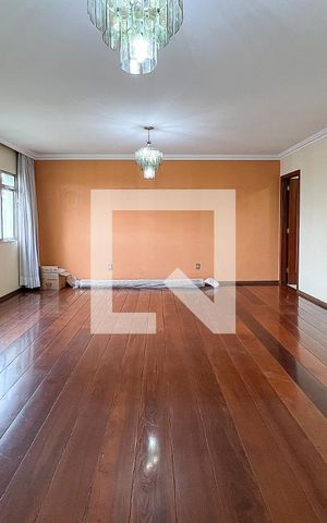 Casa à venda com 240m², 4 quartos e 4 vagasSala