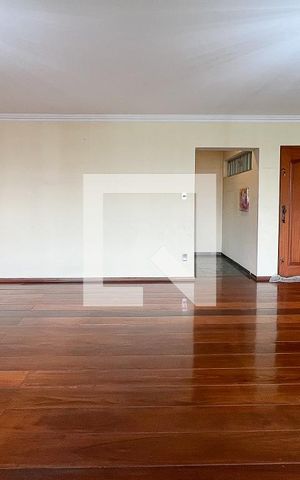 Casa à venda com 240m², 4 quartos e 4 vagasSala
