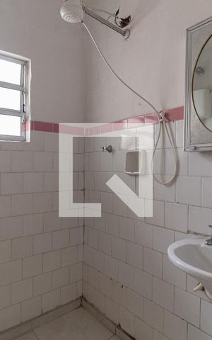 Casa à venda com 35m², 1 quarto e sem vaga Casa à venda com 35m², 1 quarto e sem vagaBanheiro