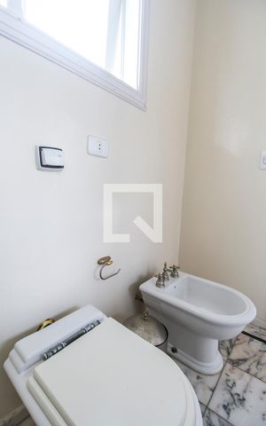 Casa de condomínio à venda com 750m², 5 quartos e 8 vagas Casa de condomínio à venda com 750m², 5 quartos e 8 vagasBanheiro da Suíte 4