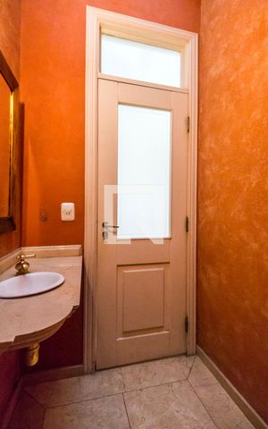 Casa de condomínio à venda com 750m², 5 quartos e 8 vagas Casa de condomínio à venda com 750m², 5 quartos e 8 vagasLavabo
