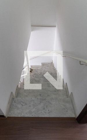 Casa à venda com 120m², 2 quartos e 1 vaga Casa à venda com 120m², 2 quartos e 1 vagaEscada