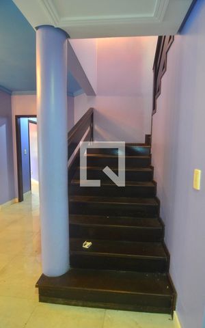 Casa à venda com 110m², 4 quartos e 3 vagasEscada
