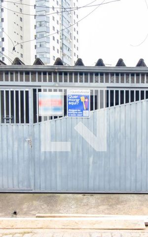 Casa à venda com 225m², 3 quartos e 2 vagas Casa à venda com 225m², 3 quartos e 2 vagasFachada