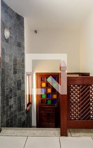Casa à venda com 380m², 5 quartos e 6 vagasEscadas