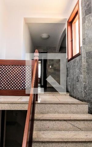 Casa à venda com 380m², 5 quartos e 6 vagasEscadas