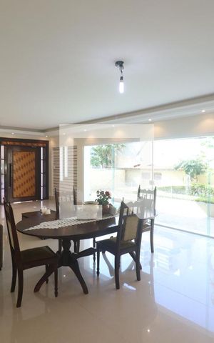 Casa à venda com 705m², 4 quartos e 8 vagasSala 