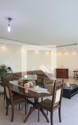 Casa à venda com 705m², 4 quartos e 8 vagasSala 