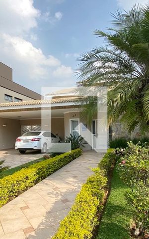 Casa de condomínio à venda com 560m², 4 quartos e 6 vagasFachada