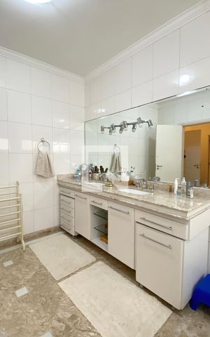 Casa de condomínio à venda com 560m², 4 quartos e 6 vagasBanheiro da Suíte 4