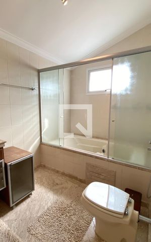 Casa de condomínio à venda com 560m², 4 quartos e 6 vagasBanheiro da Suíte 1