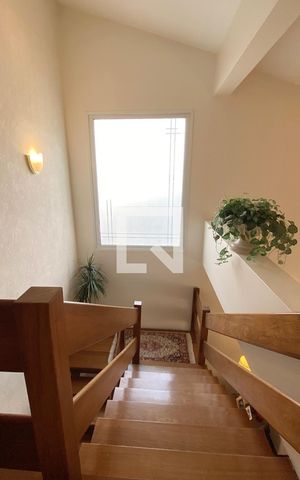 Casa de condomínio à venda com 560m², 4 quartos e 6 vagasEscada