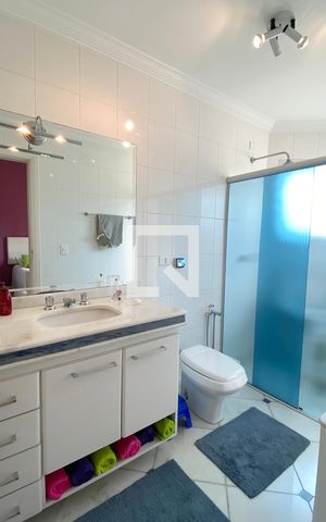 Casa de condomínio à venda com 560m², 4 quartos e 6 vagasBanheiro da Suíte 2