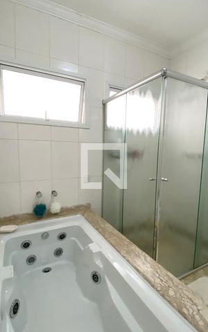 Casa de condomínio à venda com 560m², 4 quartos e 6 vagasBanheiro da Suíte 4