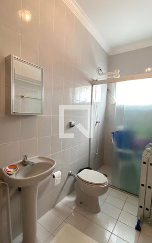 Casa de condomínio à venda com 560m², 4 quartos e 6 vagasBanheiro de serviço