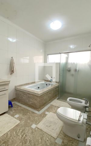 Casa de condomínio à venda com 560m², 4 quartos e 6 vagasBanheiro da Suíte 4