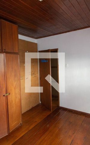Casa à venda com 220m², 4 quartos e 2 vagas Casa à venda com 220m², 4 quartos e 2 vagasQuarto 4