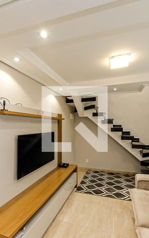Casa à venda com 190m², 2 quartos e 3 vagas Casa à venda com 190m², 2 quartos e 3 vagasSala