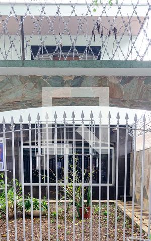Casa à venda com 267m², 3 quartos e 3 vagas Casa à venda com 267m², 3 quartos e 3 vagasFachada