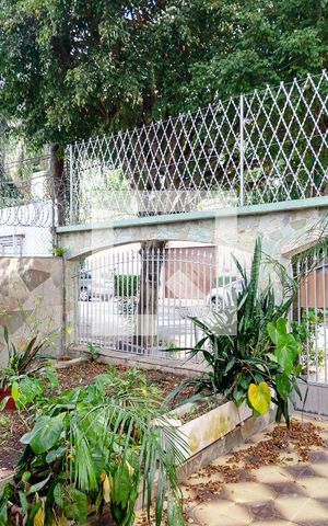 Casa à venda com 267m², 3 quartos e 3 vagas Casa à venda com 267m², 3 quartos e 3 vagasEntrada