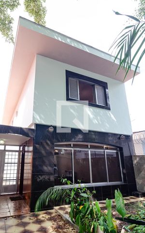 Casa à venda com 267m², 3 quartos e 3 vagas Casa à venda com 267m², 3 quartos e 3 vagasEntrada