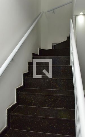 Casa à venda com 80m², 3 quartos e 2 vagasEscada