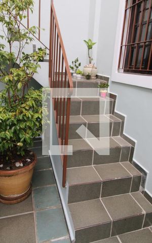 Casa à venda com 300m², 3 quartos e 3 vagasEscada 