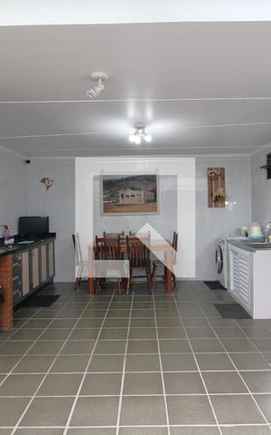 Casa à venda com 300m², 3 quartos e 3 vagasFundos da casa