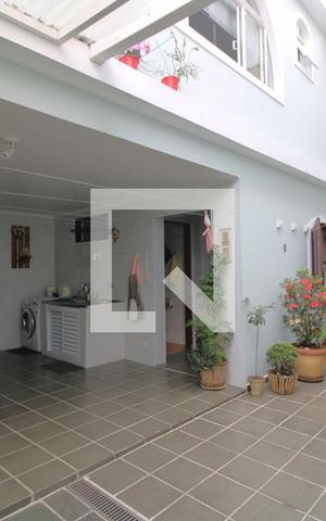 Casa à venda com 300m², 3 quartos e 3 vagasFundos da casa - Edícula