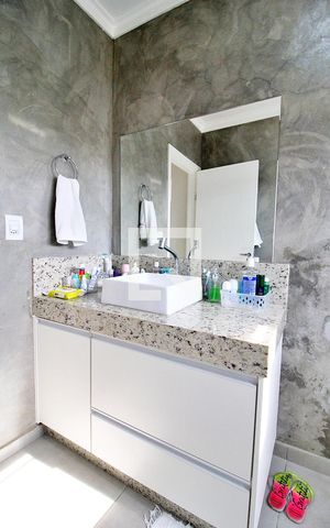 Casa à venda com 255m², 3 quartos e 2 vagasBanheiro da Suíte