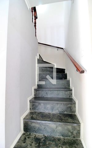 Casa à venda com 255m², 3 quartos e 2 vagasEscada