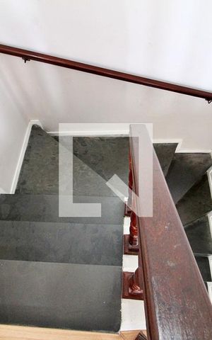 Casa à venda com 255m², 3 quartos e 2 vagasEscada