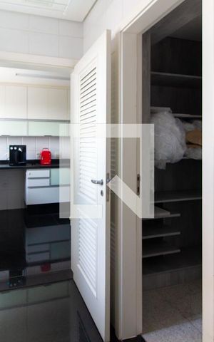 Apartamento à venda com 171m², 3 quartos e 4 vagas Apartamento à venda com 171m², 3 quartos e 4 vagasÁrea de Serviço
