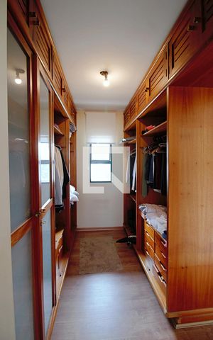 Apartamento à venda com 274m², 3 quartos e 3 vagas Apartamento à venda com 274m², 3 quartos e 3 vagasCloset da Suíte 2