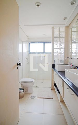 Apartamento à venda com 274m², 3 quartos e 3 vagas Apartamento à venda com 274m², 3 quartos e 3 vagasBanheiro da Suíte 2