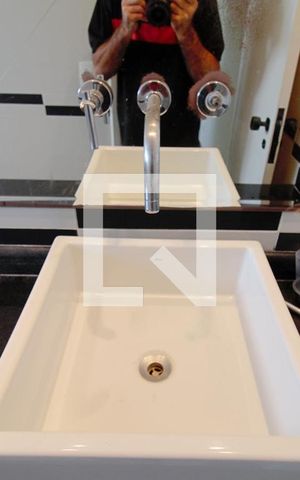 Apartamento à venda com 274m², 3 quartos e 3 vagas Apartamento à venda com 274m², 3 quartos e 3 vagasBanheiro da Suíte 1