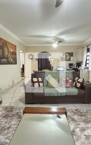 Casa de condomínio para alugar com 250m², 3 quartos e 2 vagas Casa de condomínio para alugar com 250m², 3 quartos e 2 vagasSala