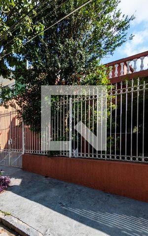 Casa para alugar com 90m², 2 quartos e 2 vagas Casa para alugar com 90m², 2 quartos e 2 vagasfachada