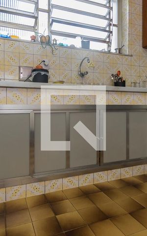 Casa à venda com 200m², 5 quartos e 3 vagas Casa à venda com 200m², 5 quartos e 3 vagasCozinha - Armários