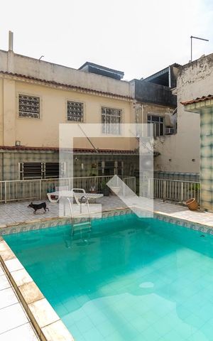 Casa à venda com 200m², 5 quartos e 3 vagas Casa à venda com 200m², 5 quartos e 3 vagasQuintal dos fundos - Deck da piscina